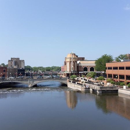 Hometowne Studios By Red Roof And Conference Center Chicago - N Aurora Naperville North Aurora Екстериор снимка