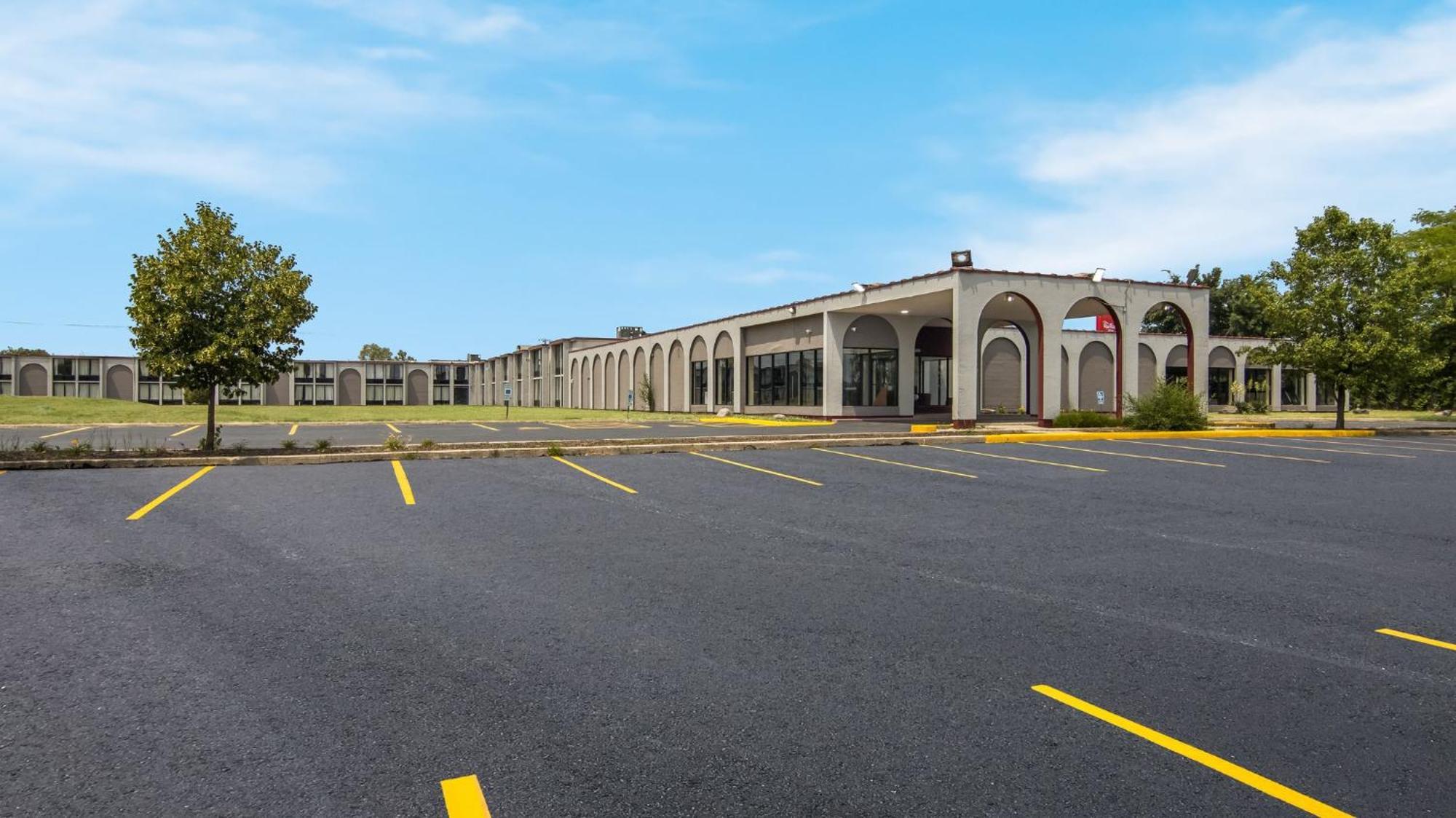Hometowne Studios By Red Roof And Conference Center Chicago - N Aurora Naperville North Aurora Екстериор снимка