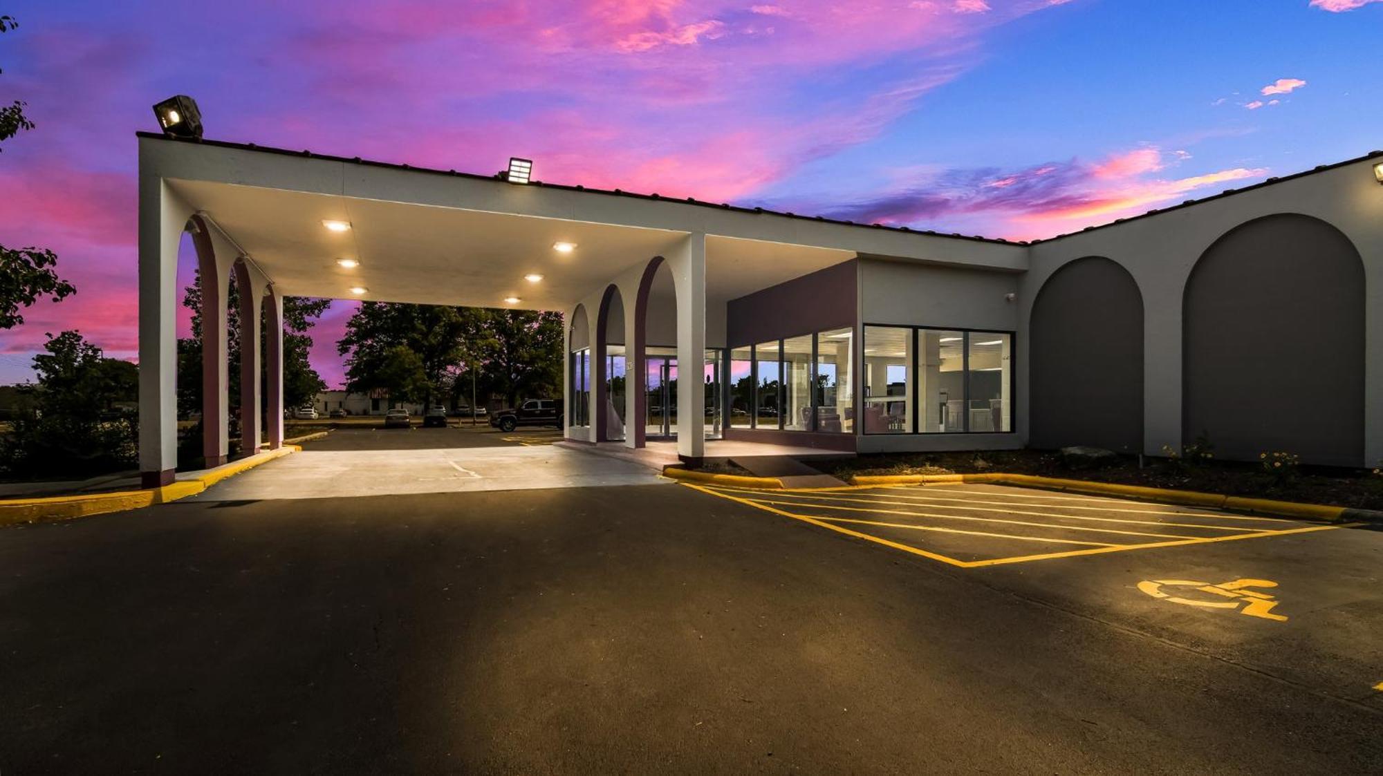 Hometowne Studios By Red Roof And Conference Center Chicago - N Aurora Naperville North Aurora Екстериор снимка