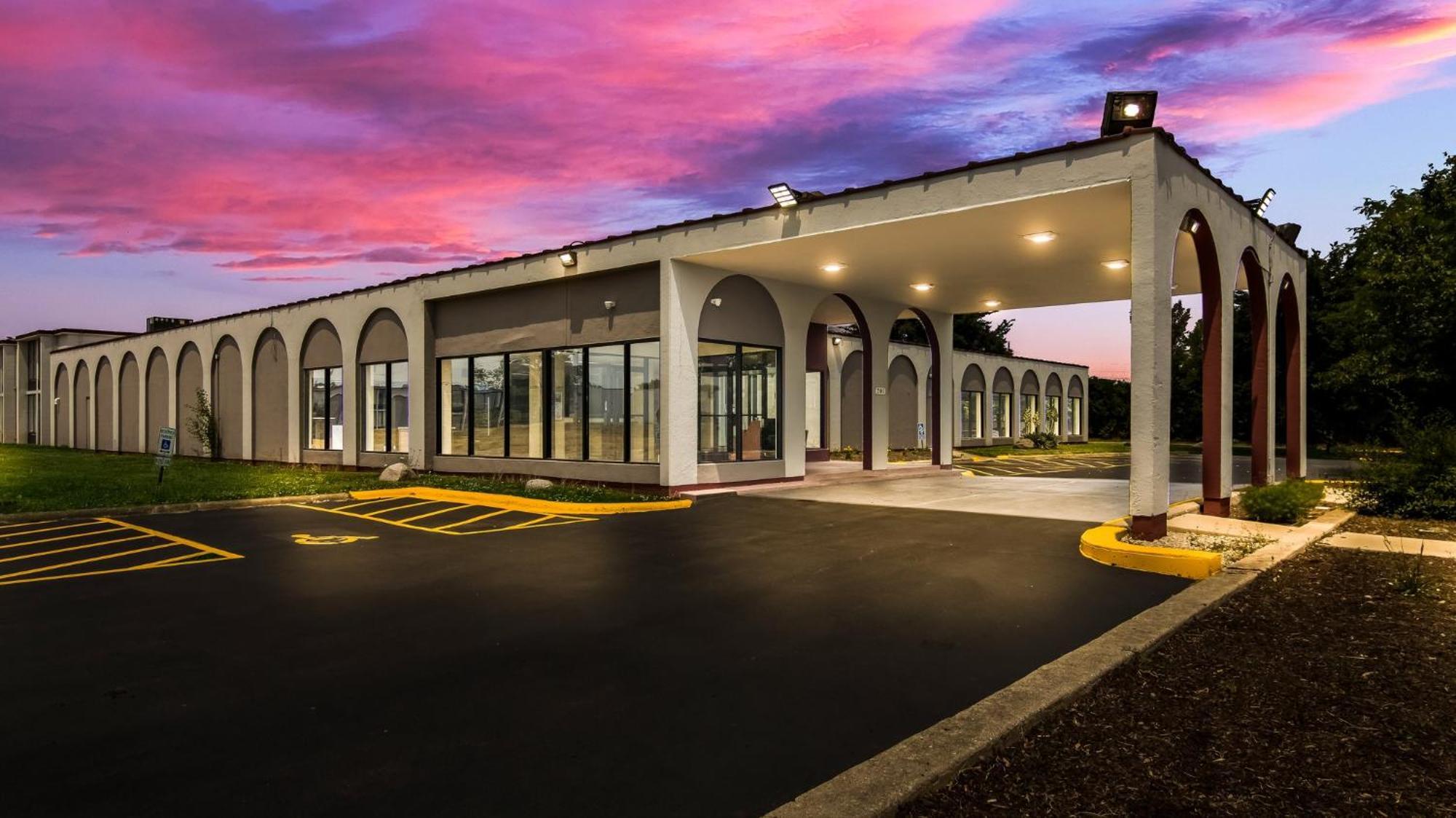 Hometowne Studios By Red Roof And Conference Center Chicago - N Aurora Naperville North Aurora Екстериор снимка